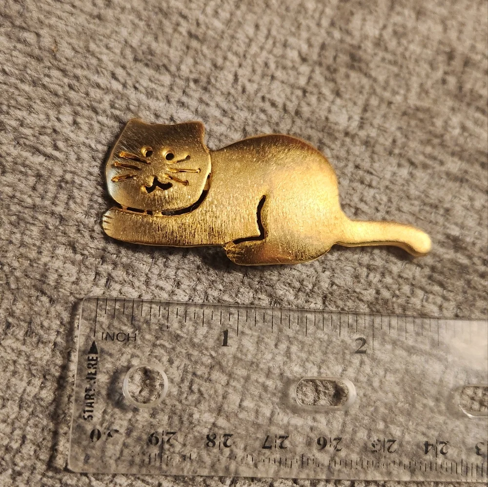 Vintage Gold Cat Brooch Pin